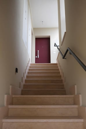 Interior - Apartment 'Giglio' with Private Terrace, Shared Garden, and Air Conditioning (Bardolino)