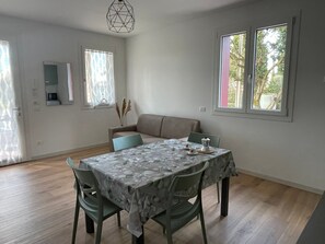 Dining - Apartment 'Giglio' with Private Terrace, Shared Garden and Air Conditioning (Bardolino)