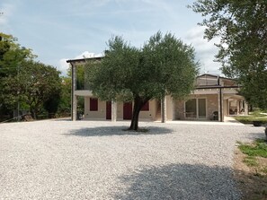 Exterior - Apartment 'Giglio' with Private Terrace, Shared Garden and Air Conditioning (Bardolino)