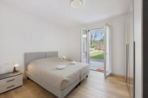 1 bedroom, WiFi, bed sheets - Apartment 'Giglio' with Private Terrace, Shared Garden, and Air Conditioning (Bardolino)