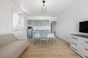 TV - Apartment 'Giglio' with Private Terrace, Shared Garden, and Air Conditioning (Bardolino)