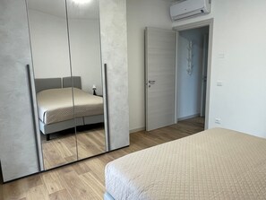 Room - Apartment 'Giglio' with Private Terrace, Shared Garden and Air Conditioning (Bardolino)