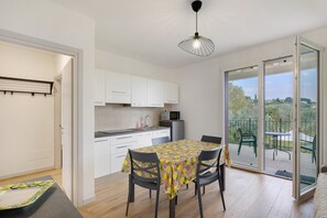 Dining - Apartment 'Limone' with Lake View, Shared Garden and Air Conditioning (Bardolino)