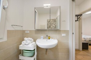 Douche, sèche-cheveux, serviettes fournies