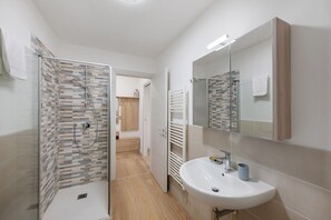 Shower, hair dryer, towels - Apartment 'Margherita' with Private Terrace, Shared Garden and Air Conditioning (Bardolino)
