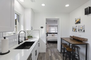 3 bedrooms, WiFi - NEW! Modern Home Near Rosemont/Allstate Arena O'Hare (Des Plaines)