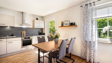 Coffee/tea maker, fridge, oven, stovetop
