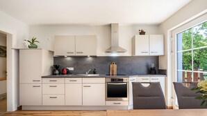 Wasserkocher mit Kaffee-/Teezubehör, Kühlschrank, Ofen, Herdplatte