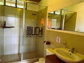 Douche, séchoir à cheveux, serviettes fournies, savon