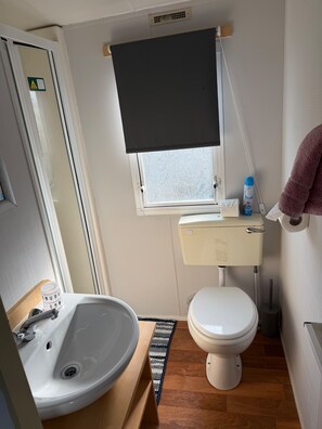 Shower - Beautiful 3 Bed, Sleeps 6, Wifi, Pet Friendly (Bridlington)