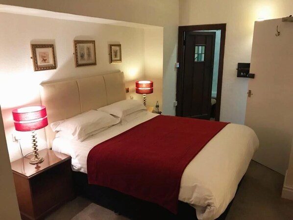 Desk, iron/ironing board, free WiFi - The Lion Hotel (Buckden)