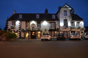 Exterior - The Lion Hotel (Buckden)