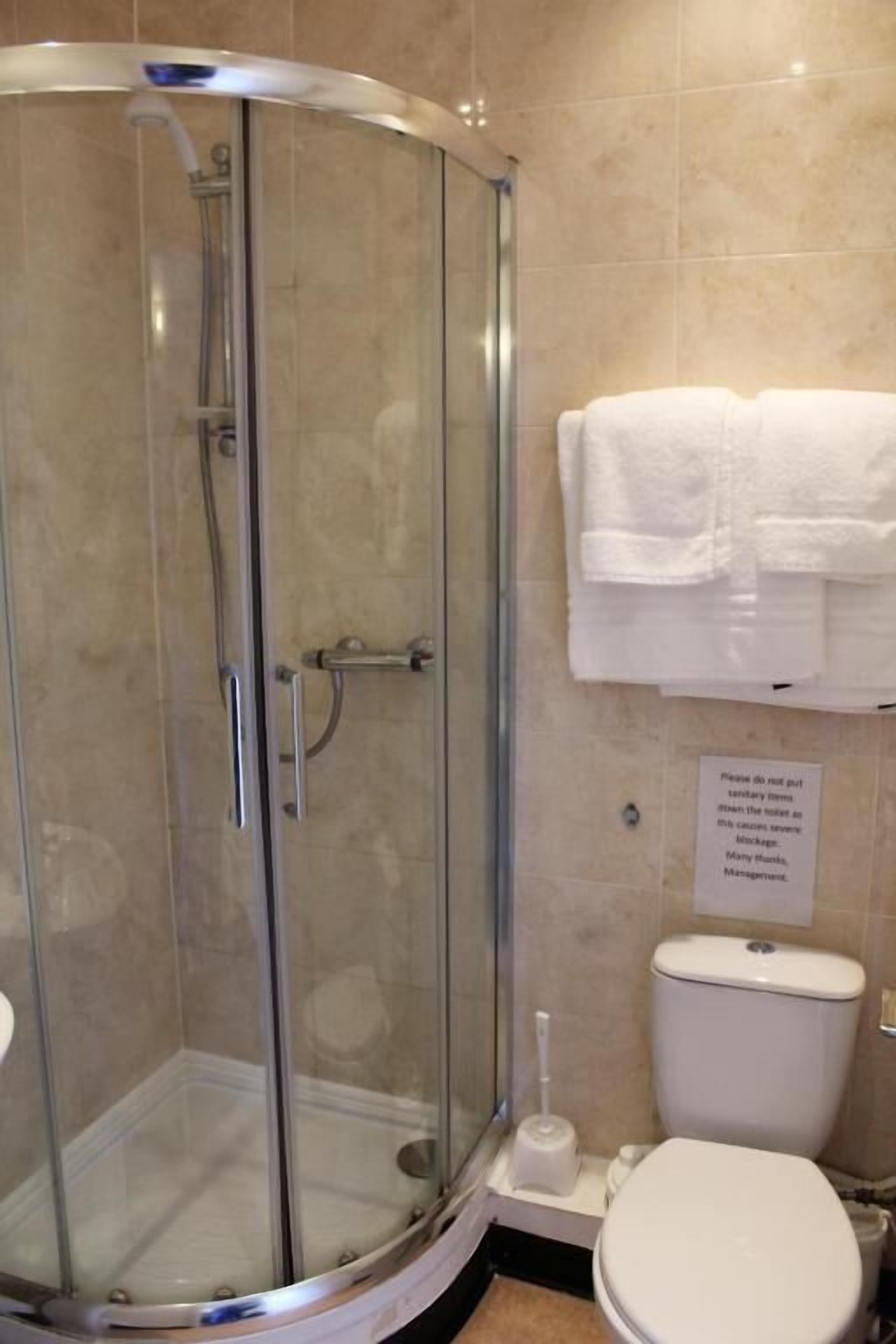Basic Twin Room | Bathroom | Hair dryer, towels, toilet paper