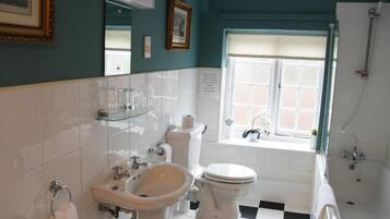 SĂšche-cheveux, serviettes fournies, papier toilette