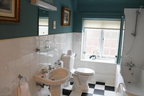 Hair dryer, towels, toilet paper - The Lion Hotel (Buckden)