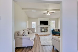 Living area - Charming 4-bedroom house with AC in beautiful Martinez (Martinez)