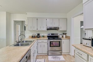 Private kitchen - Charming 4-bedroom house with AC in beautiful Martinez (Martinez)