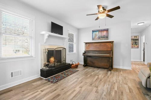 Hot Tub, 3 Bdr, Close to DT