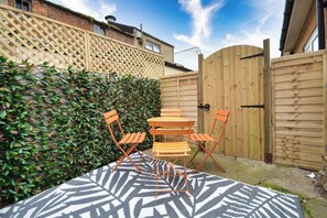 Outdoor dining - Seagull cottage - close to the seafront (Filey)