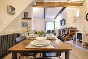 Dining - Seagull cottage - close to the seafront (Filey)