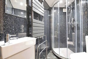 Shower, hair dryer, towels - Seagull cottage - close to the seafront (Filey)