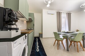 Réfrigérateur, four, plaque de cuisson, cafetière/bouilloire