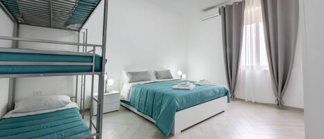 1 habitación, tabla de planchar con plancha, wifi y ropa de cama
