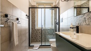 Ein modernes Badezimmer mit Dusche, Toilette und Waschbecken.