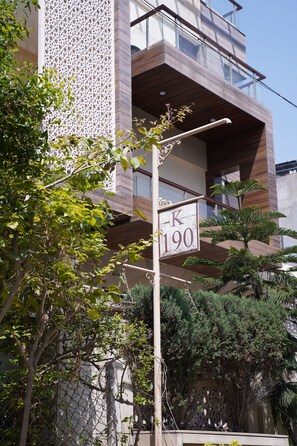 Exterior detail - Royal Residence HUDA City Centre (Gurugram)