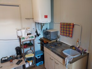 Fridge, microwave, stovetop, electric kettle - Holiday Home 'Radapart am Herrgottsbach' with Shared Terrace, Wi-Fi and Air Conditioning (Creglingen)