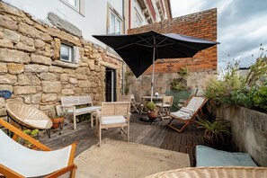 Outdoor dining - The Balcony of Time - archaeology and history - charming central place wth terrace (Coimbra)