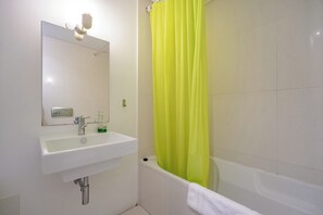 Shower, hair dryer, bidet, towels - The Balcony of Time - archaeology and history - charming central place wth terrace (Coimbra)