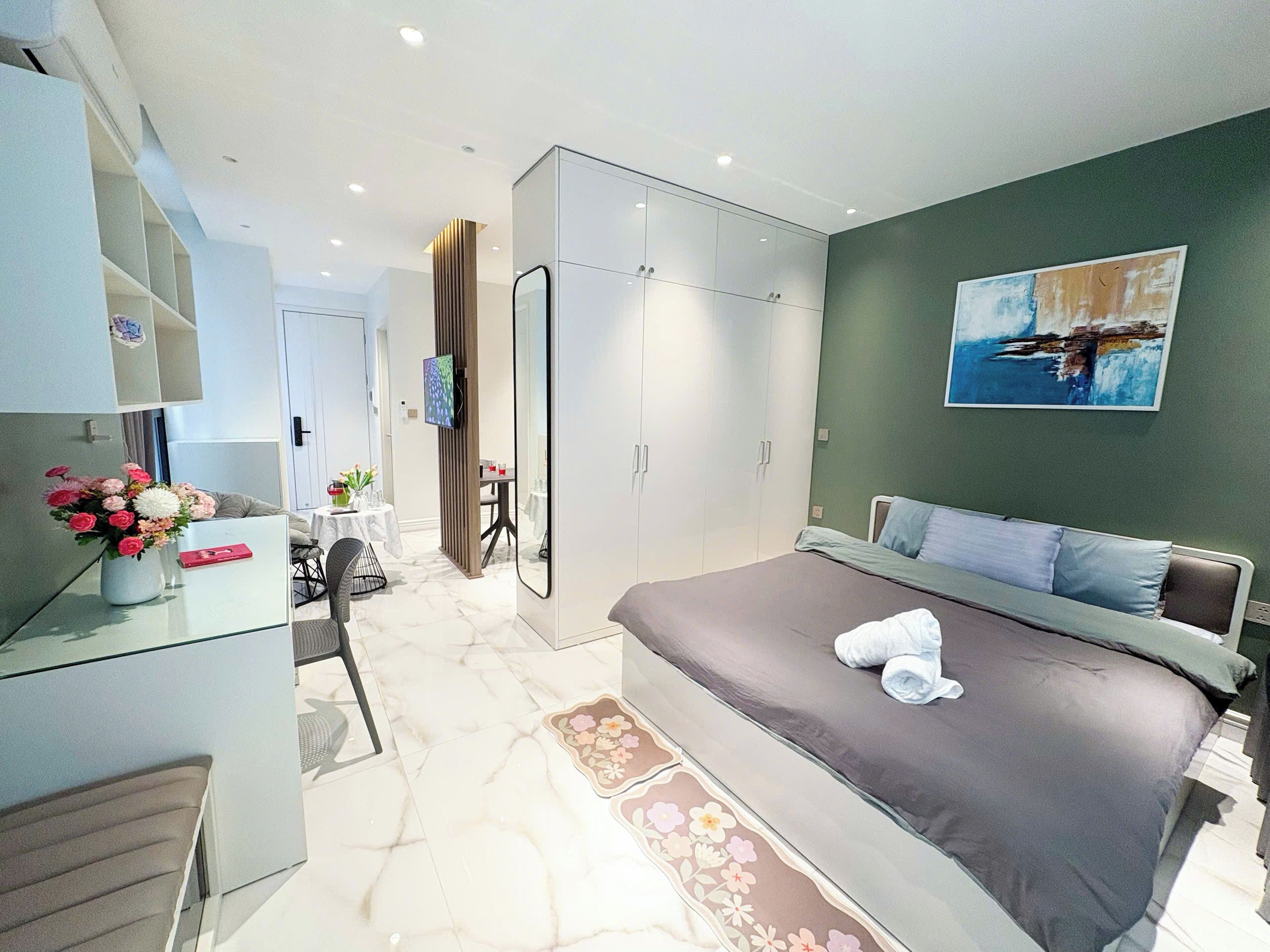 Rideaux occultants, chambres insonorisées, fer et planche à repasser