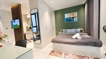 Standard Studio, City View | Desk, laptop workspace, blackout drapes, soundproofing