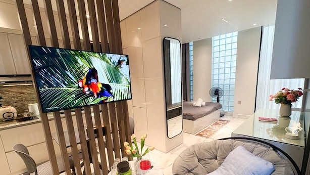 Studio – standard, byutsikt | Oppholdsområde | Flatskjerm-TV