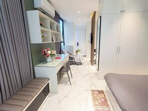 Rideaux occultants, chambres insonorisées, fer et planche à repasser