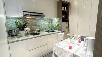 Standard Studio, City View | Private kitchen