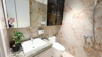 Standard Studio, City View | Bathroom | Hair dryer, slippers, bidet, towels