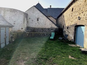 Property grounds - Gite La Maison de Jeannine et Maurice – Peaceful Retreat at the Gateway to Aubrac (Espinasse)