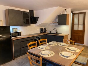 Fridge, microwave, oven, stovetop - Gite La Maison de Jeannine et Maurice – Peaceful Retreat at the Gateway to Aubrac (Espinasse)