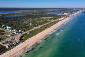 På stranden, liggestole, badehåndklæder