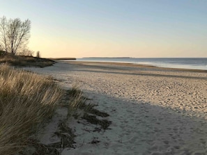 A beach with sand, grass, and a clear sky. - Apartment “Rudenblick” with Sea View, Private Terrace and Wi-Fi (Kröslin)