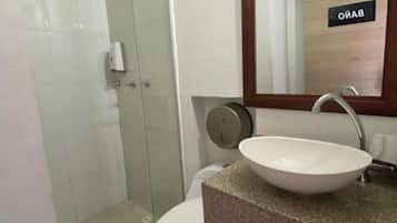 Habitación básica doble | Baño | Toallas, jabón, papel de baño