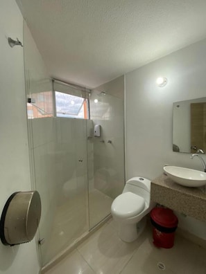 Basic Double Room | Bathroom | Towels, soap, toilet paper - Hotel Suites 44 Laureles (Antioquia)