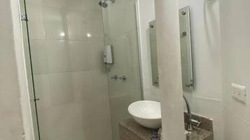 Habitación familiar | Baño | Toallas, jabón, papel de baño