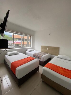 Basic Triple Room | Free WiFi - Hotel Suites 44 Laureles (Antioquia)