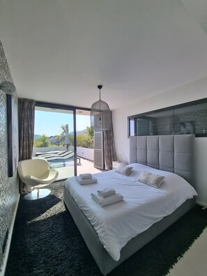 Tabla de planchar con plancha, wifi gratis y ropa de cama