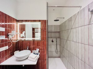 Camera Deluxe, balcone | Bagno | Doccia, asciugacapelli, asciugamani, sapone
