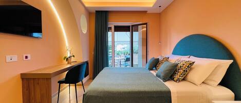 Deluxe-huone, parveke | Tallelokero huoneessa, työpöytä, ilmainen Wi-Fi