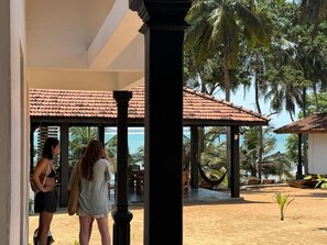 經濟四人房, 露台, 海灘景 | 住宿地面